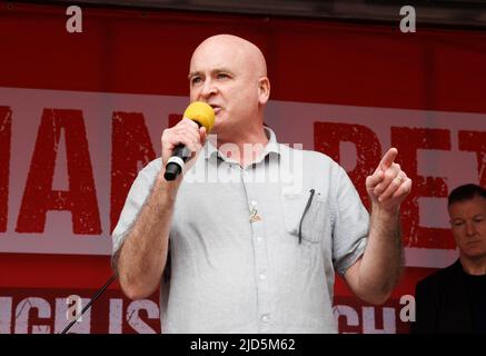 Londra, Regno Unito. 18th giugno 2022. Mick Lynch, Segretario Generale della RMT, parla al raduno della TUC in Piazza del Parlamento. Egli chiede migliori condizioni retributiva per i lavoratori ferroviari. Il 21st, 23rd e 25th giugno si terrà uno sciopero a livello nazionale dei lavoratori ferroviari e sotterranei. Credit: Karl Black/Alamy Live News Foto Stock