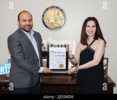 Van Nuys, California, Stati Uniti. 17th giugno 2022. California state Assemblymember Adrin Nazarian presenta l'attrice Vida Ghaffari con un certificato di riconoscimento presso l'ufficio del distretto di Van Nuys a Van Nuys, California. Credito: Sheri Determan Foto Stock