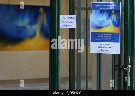 18th giugno 2022 Saint-Tropez, Francia Carole A. Feuerman Street Expo Belairfineart Saint-Tropez, Francia. Caroline Gauguery Peintures Lavoir Vasserot. Credit Ilona Barna BIPHONEWS / Alamy Live News Foto Stock