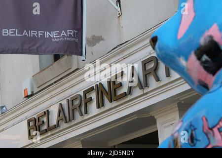 18th giugno 2022 Saint-Tropez, Francia Carole A. Feuerman Street Expo Belairfineart Saint-Tropez, Francia. Caroline Gauguery Peintures Lavoir Vasserot. Credit Ilona Barna BIPHONEWS / Alamy Live News Foto Stock