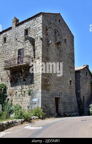 FOZZANO, CORSICA, FRANCIA; 10 agosto 2020: Fozzano è un comune francese situato nel sud della Corsica. Il borgo appartiene alla parrocchia di Viggiano. Foto Stock