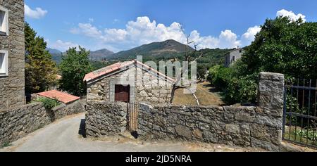 FOZZANO, CORSICA, FRANCIA; 10 agosto 2020: Fozzano è un comune francese situato nel sud della Corsica. Il borgo appartiene alla parrocchia di Viggiano. Foto Stock