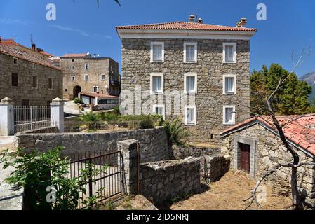 FOZZANO, CORSICA, FRANCIA; 10 agosto 2020: Fozzano è un comune francese situato nel sud della Corsica. Il borgo appartiene alla parrocchia di Viggiano. Foto Stock