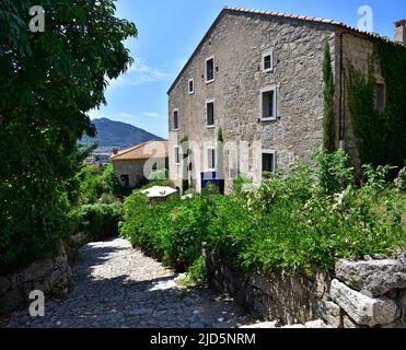 FOZZANO, CORSICA, FRANCIA; 10 agosto 2020: Fozzano è un comune francese situato nel sud della Corsica. Il borgo appartiene alla parrocchia di Viggiano. Foto Stock