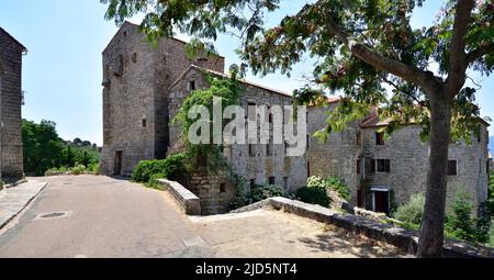 FOZZANO, CORSICA, FRANCIA; 10 agosto 2020: Fozzano è un comune francese situato nel sud della Corsica. Il borgo appartiene alla parrocchia di Viggiano. Foto Stock