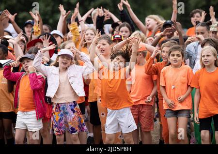 SOLO PER USO EDITORIALE i bambini prendono parte a un brano musicale, di danza e di parole pronunciate intitolato Hope 4 Justice, Creato dal conservatoire Trinity Laban per le arti dello spettacolo come forma di protesta e invito ad agire per l'emergenza climatica come parte di We are Lewisham, il sindaco London Borough of Culture 2022, a Mountsfield Park a Londra. Data foto: Sabato 18 giugno 2022. Foto Stock