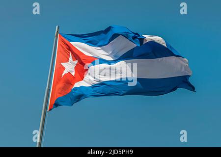 Una bandiera cubana sventolante Foto Stock