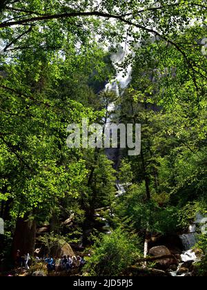 SQUAMISH, BC, CANADA, 02 GIUGNO 2019: Persone che riposano e si siedono su pietre ai piedi di Shannon Falls, Squamish, British Columbia Foto Stock