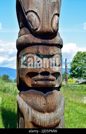 I poli totem di First Nations nel Museo di Antropologia presso il campus UBC della University of British Columbia a Vancouver Foto Stock