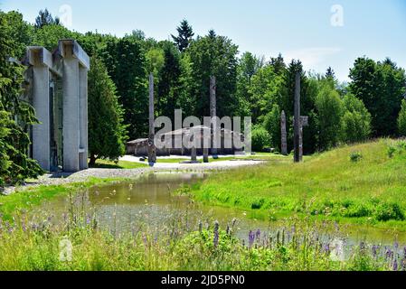 VANCOUVER, BC, CANADA, 03 GIUGNO 2019: Pali totem delle prime Nazioni e case di Haida nel Museo di Antropologia all'Università della Columbia Britannica UBC c Foto Stock