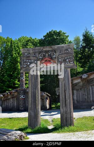 I pali totem delle prime Nazioni e le case di Haida nel Museo di Antropologia presso il campus UBC della University of British Columbia a Vancouver Foto Stock