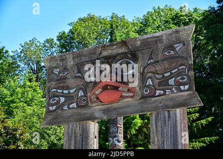 I poli totem di First Nations nel Museo di Antropologia presso il campus UBC della University of British Columbia a Vancouver Foto Stock