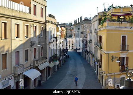 CAGLIARI, ITALIA, 15 AGOSTO 2019, Via Giuseppe Garibaldi, Un uomo che cammina in una strada deserta nel centro della città. Foto Stock