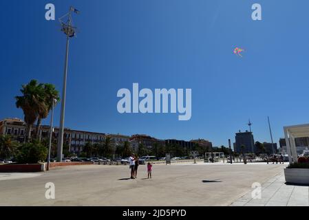 CAGLIARI, ITALIA, 15 AGOSTO 2019, la famiglia con un aquilone che gioca nel centro di Cagliari, in Sardegna Foto Stock