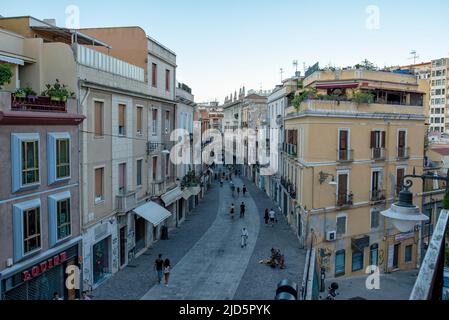 CAGLIARI, ITALIA, 15 AGOSTO 2019, Via Garibaldi, Turisti che camminano in strada nel centro della città. Foto Stock