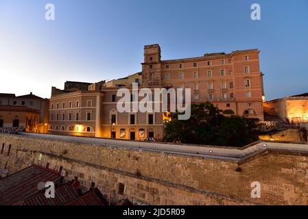 CAGLIARI, ITALIA, 15 AGOSTO 2019: L'edificio storico nel centro storico di Cagliari nella prima notte di Cagliari nel quartiere Castello di Cagliari, Italia Foto Stock