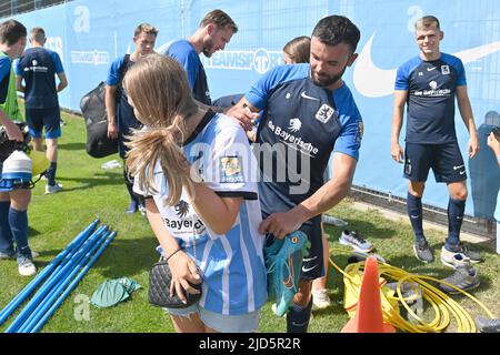 Monaco di Baviera, Germania. 18th giugno 2022. Albion VRENEZI (Monaco di Baviera 1860) scrive autografi per una fan di calcio femminile, fan. Campionato di calcio 3rd, inizio allenamento TSV Monaco 1860 il 18th giugno 2022 Credit: dpa/Alamy Live News Foto Stock