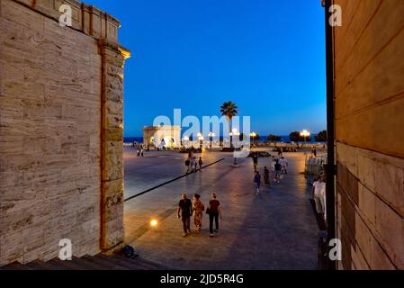 CAGLIARI, ITALIA, 15 AGOSTO 2019: La gente cammina nel cortile superiore delle fortificazioni di Bastione San Remo nel quartiere Castello di Cagliari Foto Stock