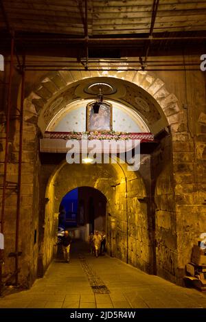 CAGLIARI, ITALIA, 15 AGOSTO 2019: Persone che camminano la prima notte in una delle stradine che conducono alle fortificazioni di Bastione Santa Remia a Castello quar Foto Stock