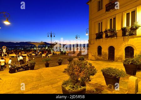 CAGLIARI, ITALIA, 15 AGOSTO 2019: Persone di prima notte in una delle piazze della città vecchia vicino alle fortificazioni di Bastione Santa Remy nel quartiere Castello Foto Stock