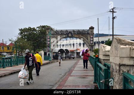 BRIDGETOWN, BARBADOS; 19 febbraio 2020: Persone che camminano lungo il ponte Chamberlain che conduce all'Independence Arch nella città vecchia di Barbados capitale i Foto Stock