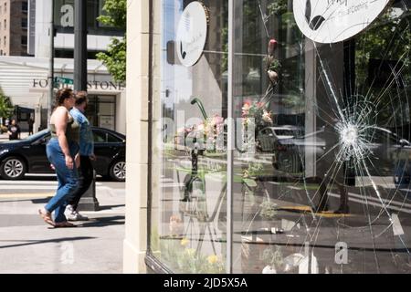 Seattle, Stati Uniti. 31st maggio 2022. Una finestra danneggiata in un negozio di abbigliamento a Seattle. Foto Stock