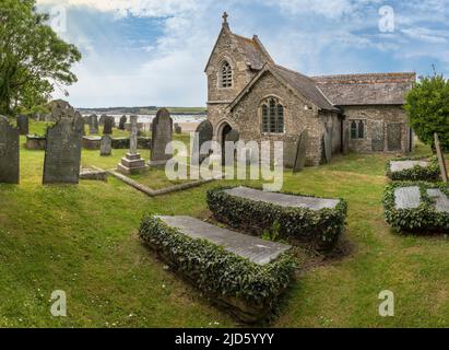 L'antica cappella normanna di San Michele a Porthilly, situata sull'estuario del Camel di fronte a Padstow, è una delle due chiese della parrocchia di San M. Foto Stock