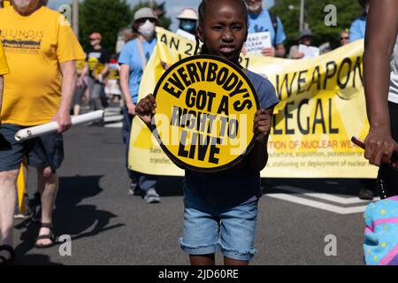 Washington, DC, Stati Uniti. 18th giugno 2022. I manifestanti appaiono sul centro commerciale di Washington DC per la Campagna dei poveri: Un appello Nazionale per la rinascita morale marcia e rally. Ci sono stati 140 milioni di persone povere o un'emergenza lontano dalla rovina economica prima della pandemia. Dal marzo 2020, mentre centinaia di migliaia di persone sono morte, milioni sono sul bordo della fame e dello sfratto, e ancora senza assistenza sanitaria o salari viventi. (Credit Image: © Brian Branch Price/ZUMA Press Wire) Foto Stock