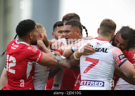 Peter Mataa'utia #2 di Combined Nations All Stars afferra Sam Tomkins #1 della squadra inglese del campionato nazionale di rugby durante il gioco Foto Stock