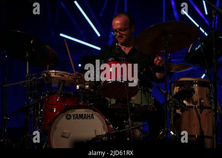 Roma, Italia. 17th giugno 2022. Raffaello Gualazzi al 'Bar del Sole' Tour 2022 alla Casa del Jazz di Roma. Il musicista ha presentato il suo ultimo lavoro insieme a Gianluca Nanni sulla batteria e Anders Ulrich sul contrabbasso a partire dal Summer Time Jazz 2022 a Villa Osio. (Foto di Daniela Franceschelli/Pacific Press) Credit: Pacific Press Media Production Corp./Alamy Live News Foto Stock