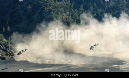 AMIANTOS, CIPRO - 2 GIUGNO 2022: Due elicotteri israeliani Sikorsky UH-60 Black Hawk che volano a terra in nubi di polvere durante il comune Cipro-Isra Foto Stock