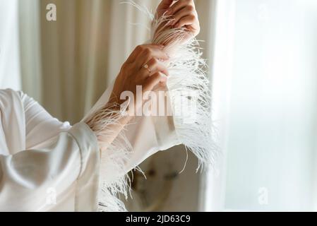 riunione della sposa. La sposa regola la sua abito la mattina della sposa Foto Stock