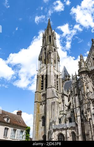 Senlis, città medievale in Francia, la cattedrale di Notre-Dame nel centro storico Foto Stock
