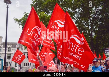 Londra, Regno Unito. 18th giugno 2022. Membri di Unite l'Unione in Piazza del Parlamento. Migliaia di persone e vari sindacati e gruppi hanno marciato attraverso il centro di Londra per protestare contro il costo della crisi vivente, il governo Tory, il piano per i rifugiati del Ruanda e altre questioni. Credit: Vuk Valcic/Alamy Live News Foto Stock