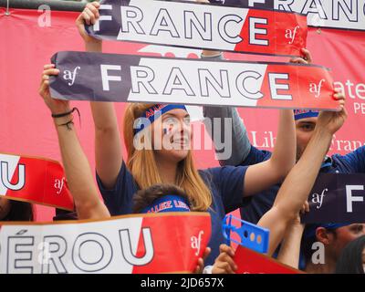 Una ragazza bionda francese, con striscioni, fan della squadra di calcio francese che guarda la Russia WC 2018 Perù vs Francia partita all'Alliance Francaise a Miraflores. Il Perù partecipa per la prima volta alla Coppa del mondo di calcio FIFA 2018 in 36 anni. Foto Stock