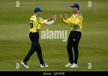 CHESTER LE STREET, REGNO UNITO. GIU 17th Jonny Bushnell di Durham (a sinistra) festeggia con Ashton Turner di Durham dopo aver preso un fermo durante la partita di Blast Vitality T20 tra Durham e Yorkshire al Seat Unique Riverside, Chester le Street venerdì 17th giugno 2022. (Credit: Will Matthews | MI News) Credit: MI News & Sport /Alamy Live News Foto Stock