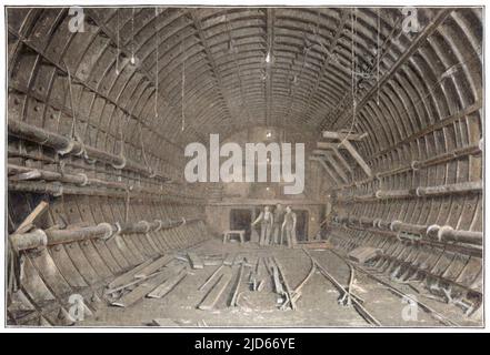 TUNNEL BLACKWALL interno del tunnel durante la costruzione. La perforazione è stata realizzata mediante protezioni in acciaio azionate da aria compressa e l'acqua è stata tenuta indietro dalla superficie della lavorazione mediante aria compressa. Versione colorata di : 10012129 Data: 1896 - 1897 Foto Stock