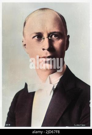 Sergei Sergeyevich Prokofiev (1891 - 1953), pianista e compositore russo, in abito da sera. Versione colorata di : 10018094 Foto Stock