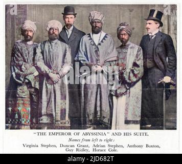 VIRGINIA WOOLF come giovane donna, con Duncan Grant, Adrian Stephen, Anthony Buxton, Guy Ridley e Horace Cole come 'l'imperatore di Abissinia e la sua Suite' versione colorizzata di : 10056991 Data: 1882 - 1941 Foto Stock