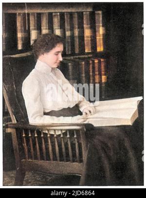 Helen Adams Keller (1880-1968), autore e docente americano, cieco, sordo e muto dall'età di 19 mesi; seduto su una sedia, leggendo un libro versione Colorizzata di : 10070586 Foto Stock