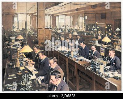 Circa un centinaio di impiegati telegrafici sono impiegati in questa sola stanza presso l'ufficio centrale del telegrafo, Londra. Versione colorata di : 10104953 Data: Fine 1890s Foto Stock