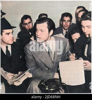 Orson Welles parla con i newsmen, 30 ottobre 1938, dopo la sensazionale trasmissione di una versione drammatizzata del libro da parte del Teatro Mercury, NY. Colored versione di : 10143526 Foto Stock