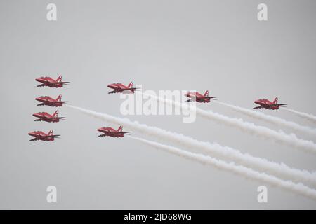 Duxford, Regno Unito. 18th giugno 2022. Un gran numero di aerei storici ha creato uno spettacolo all'IWM Duxford Summer Air Show. Le frecce Rad hanno eseguito un flypassato. Credit: Uwe Deffner/Alamy Live News Foto Stock