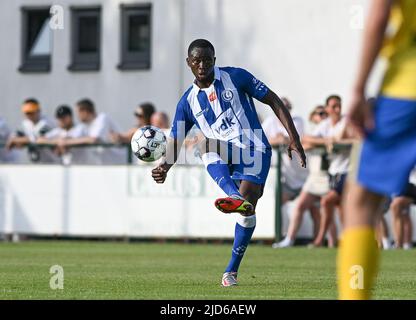 Joseph Okumu di Gent ha ritratto in azione durante una partita amichevole tra KSC Dikkelvenne e la squadra di calcio di prima divisione KAA Gent, in vista della stagione 2022-2023, sabato 18 giugno 2022 a Dikkelvenne. BELGA FOTO DAVID CATRY Foto Stock