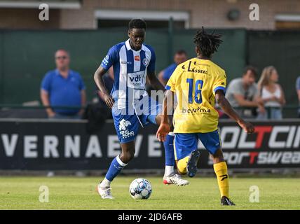 Joseph Okumu di Gent ha ritratto in azione durante una partita amichevole tra KSC Dikkelvenne e la squadra di calcio di prima divisione KAA Gent, in vista della stagione 2022-2023, sabato 18 giugno 2022 a Dikkelvenne. BELGA FOTO DAVID CATRY Foto Stock