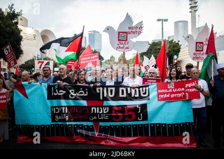 Tel Aviv, Israele. 18th giugno 2022. Gli israeliani prendono parte ad una marcia per commemorare 55 anni dalla guerra del 1967 e l'occupazione israeliana della Cisgiordania. Credit: ilia Yefimovich/dpa/Alamy Live News Foto Stock