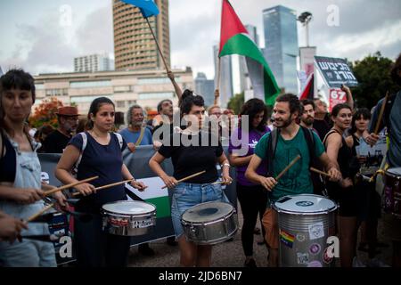 Tel Aviv, Israele. 18th giugno 2022. Gli israeliani prendono parte ad una marcia per commemorare 55 anni dalla guerra del 1967 e l'occupazione israeliana della Cisgiordania. Credit: ilia Yefimovich/dpa/Alamy Live News Foto Stock