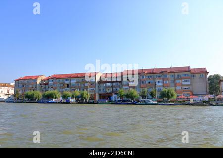 Settembre 13 2021 - Sulina in Romania: Edifici sulla riva del Danubio Foto Stock