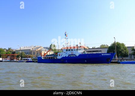 Settembre 13 2021 - Sulina in Romania: Edifici sulla riva del Danubio Foto Stock