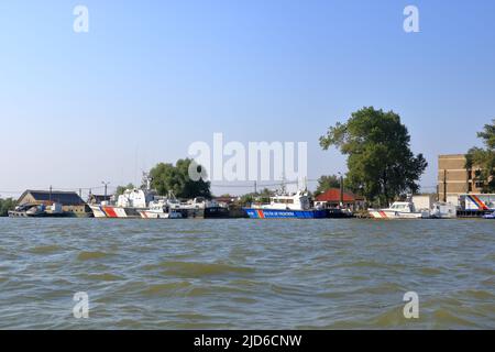 Settembre 13 2021 - Sulina in Romania: Edifici sulla riva del Danubio Foto Stock